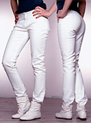 Узкие белые брюки из джинсовой ткани.