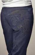 Узкие джинсы традиционного кроя.